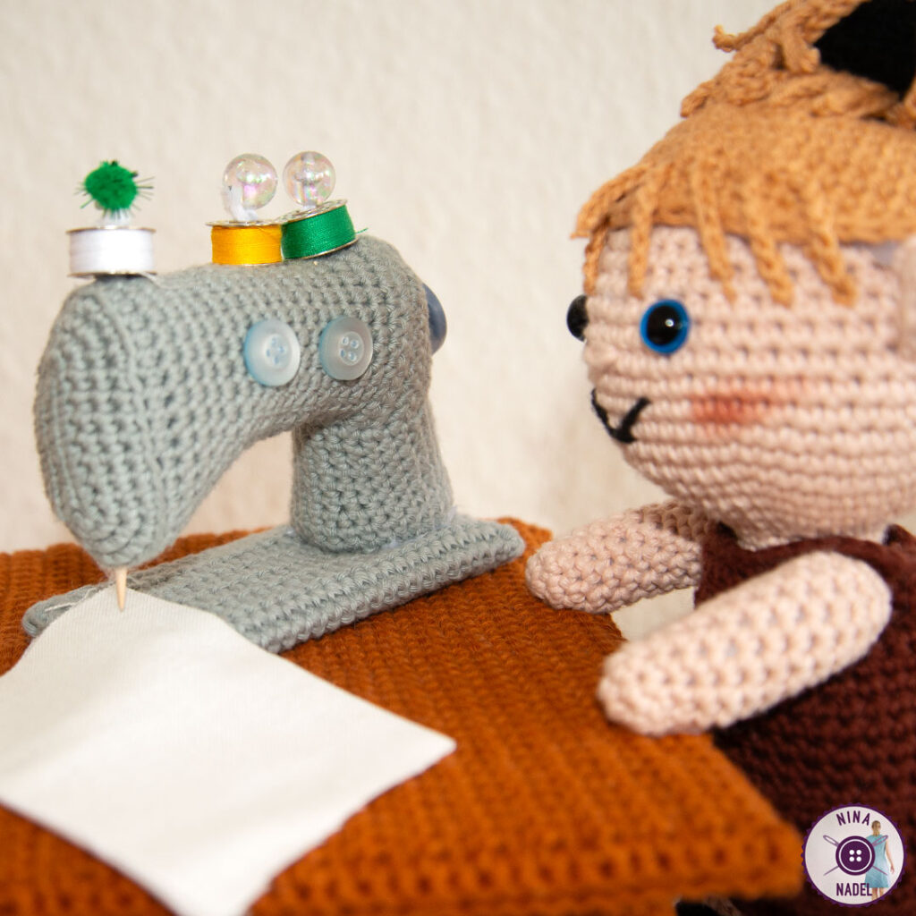 eine gehäkelte Näh-Nina - Detail: Näh-Nadel Foto: eine gehäkelte Näh-Nina - Detail: Näh-Nadel