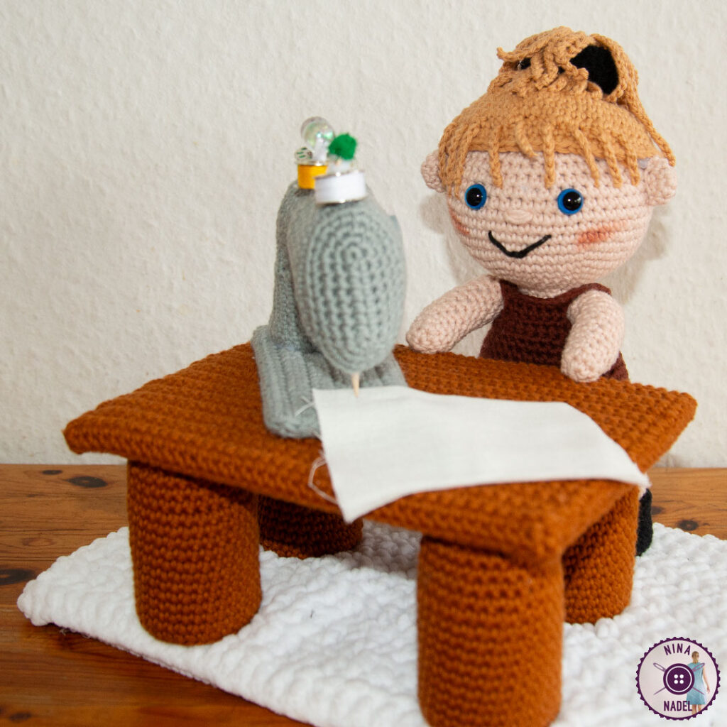 eine gehäkelte Näh-Nina - vollständige Ansicht Foto: eine gehäkelte Näh-Nina - vollständige Ansicht