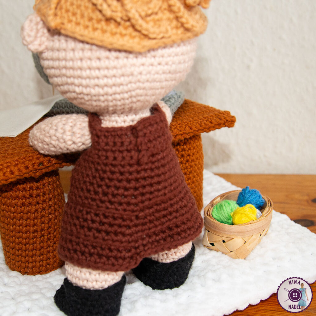 eine gehäkelte Näh-Nina - Detail: Wolle-Körbchen Foto: eine gehäkelte Näh-Nina - Detail: Wolle-Körbchen