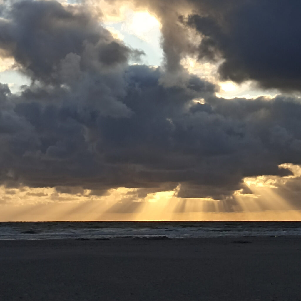 Dramatic clouds over the sea with rays of sunshine photo: Dramatic clouds over the sea with rays of sunshine