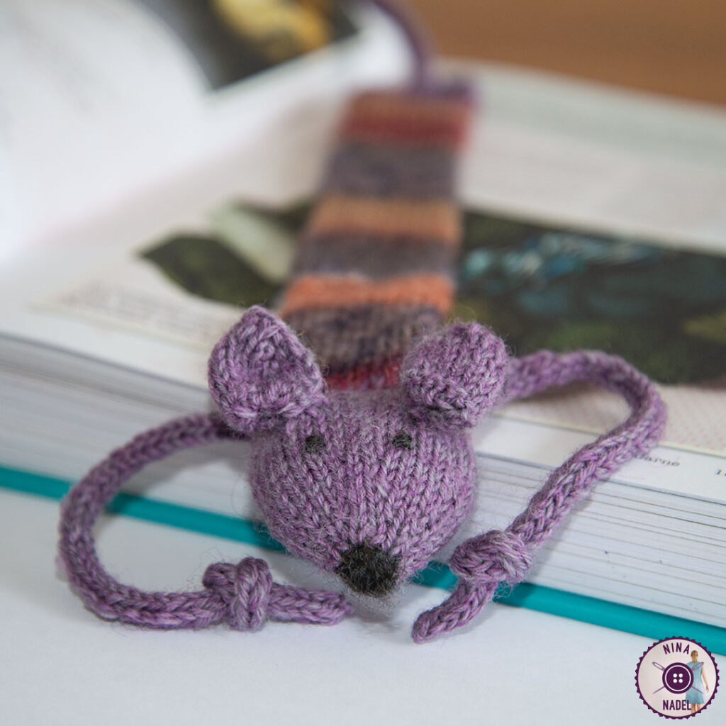 gestricktes Lesezeichen - die Library Mouse (Anleitung von Drops) Foto: gestricktes Lesezeichen - die Library Mouse (Anleitung von Drops)